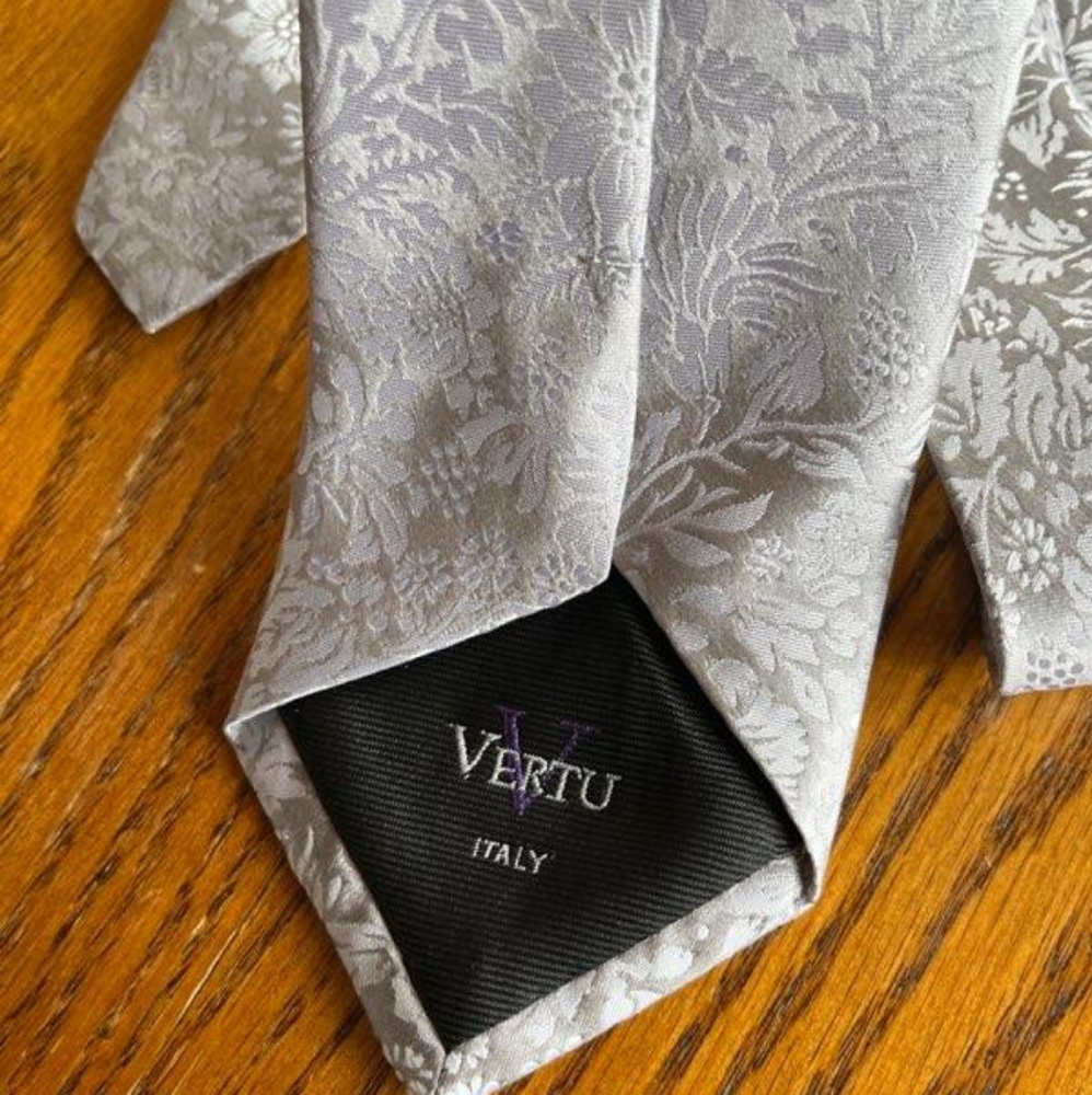 Vertu Italy 100% Silk Tie – Gray Classic Design – Made in Italy
